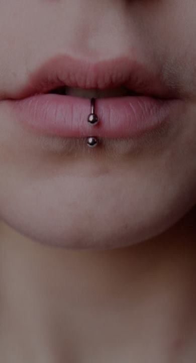 Vertical labret piercing with curved barbell